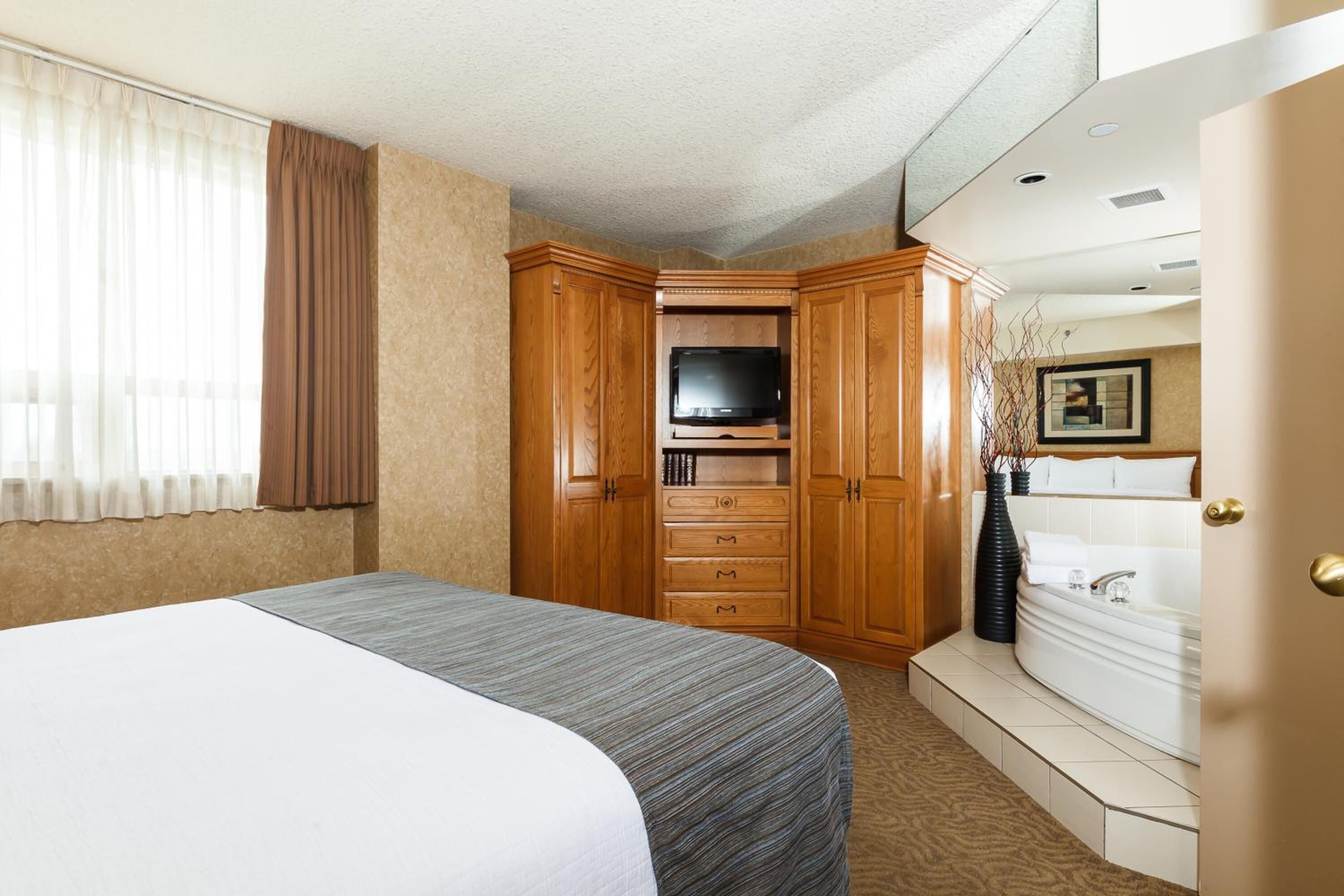 Schreibtisch, Verdunkelungsvorhänge, Bügeleisen/Bügelbrett