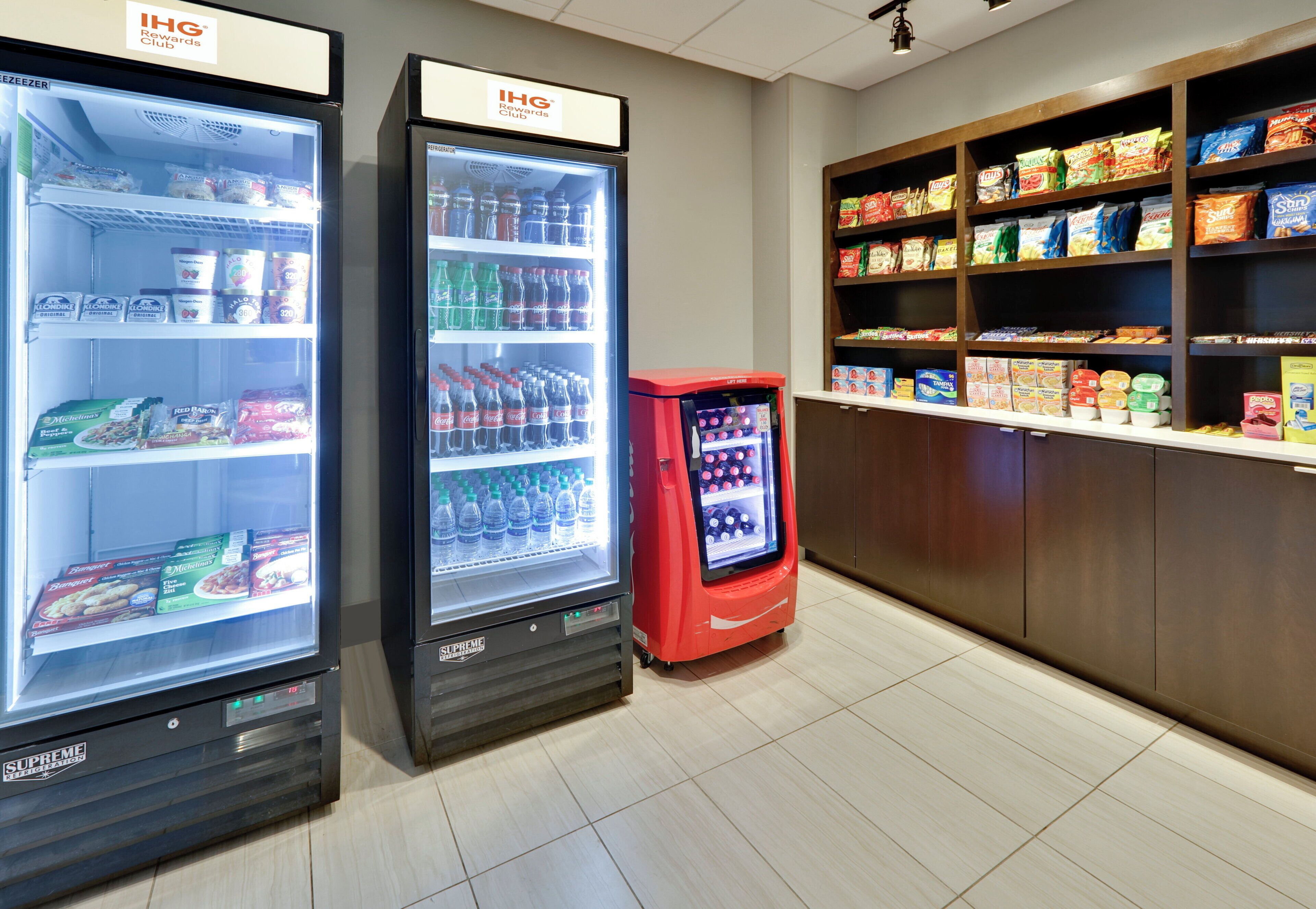Een gekoelde vitrine met diverse etenswaren en een automaat.
