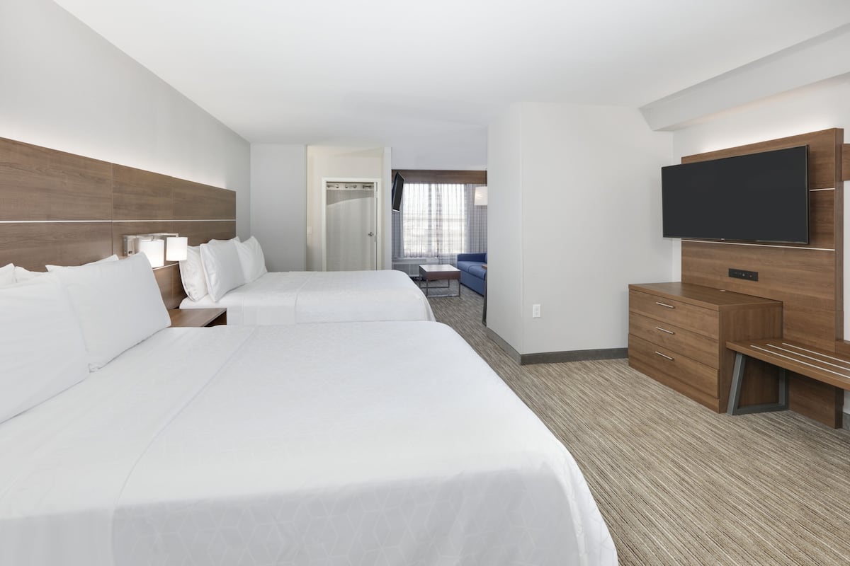 Hypo-allergenic bedding, in-room safe, desk, laptop workspace
