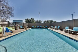 Una piscina al aire libre de temporada