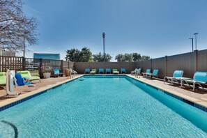 A clear blue pool with lounge chairs and a wooden fence. - Holiday Inn Express & Suites Irving Conv Ctr - Las Colinas by IHG (Irving)