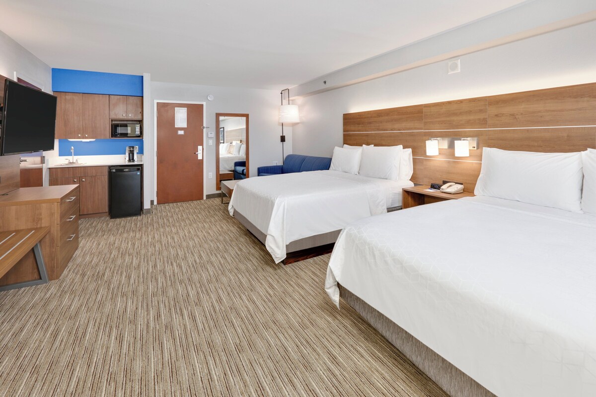 Suite, 2 tweepersoonsbedden | Hypoallergeen beddengoed, een kluis op de kamer, een bureau