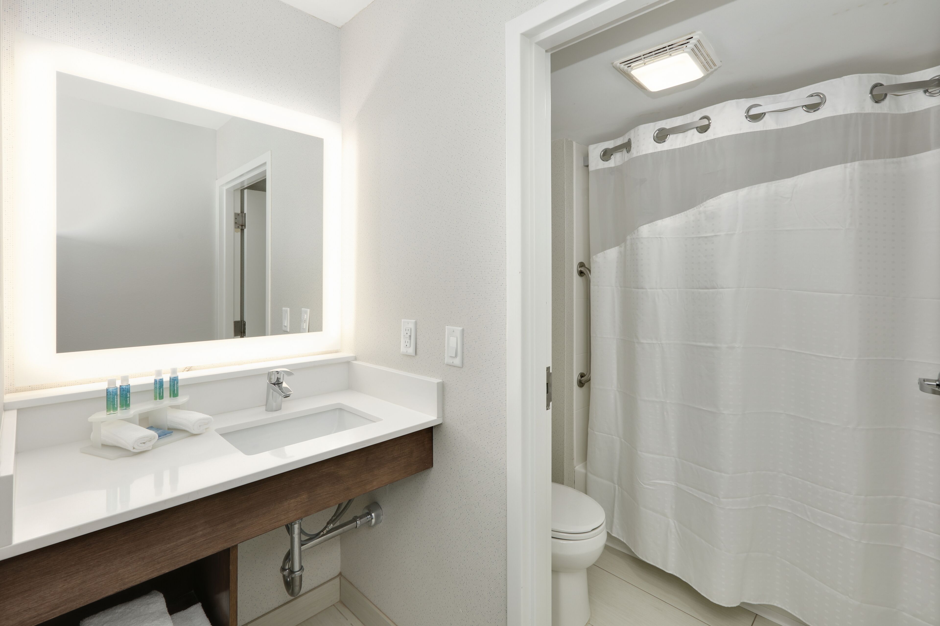 combined shower/bathtub, towels