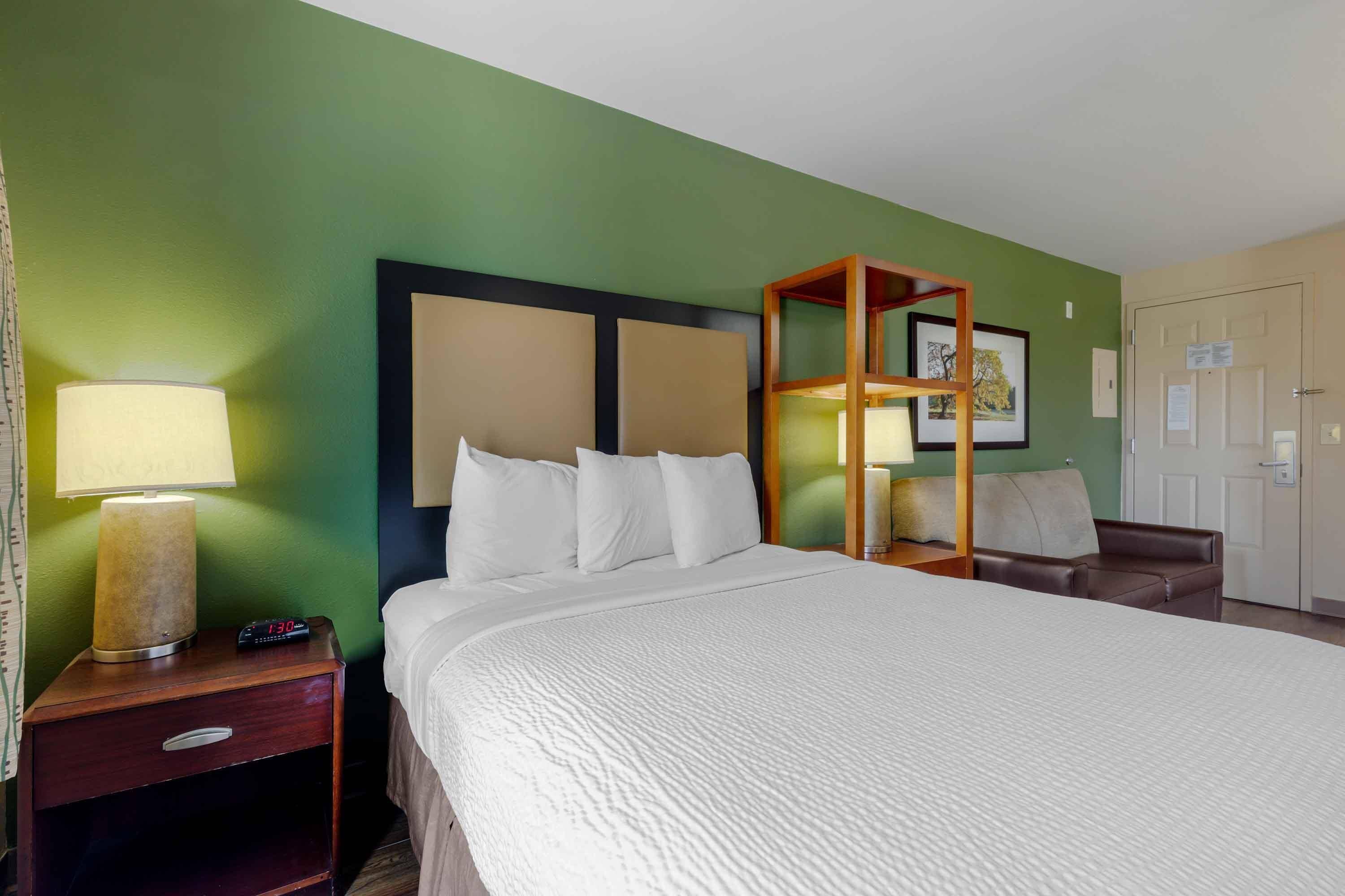 Escritorio, tabla de planchar con plancha, wifi gratis y ropa de cama 