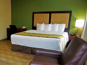 Escritorio, tabla de planchar con plancha, wifi gratis y ropa de cama 