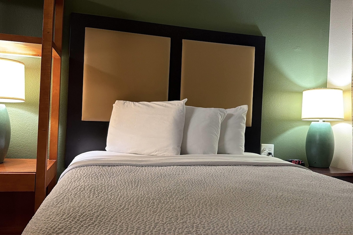 Standard Room, 1 Queen Bed, Non Smoking | Desk, iron/ironing board, free WiFi, bed sheets