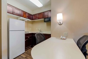 Estudio Deluxe, varias camas, no fumadores | Cocina privada | Cafetera o tetera, frigorífico grande, microondas y placa de cocina