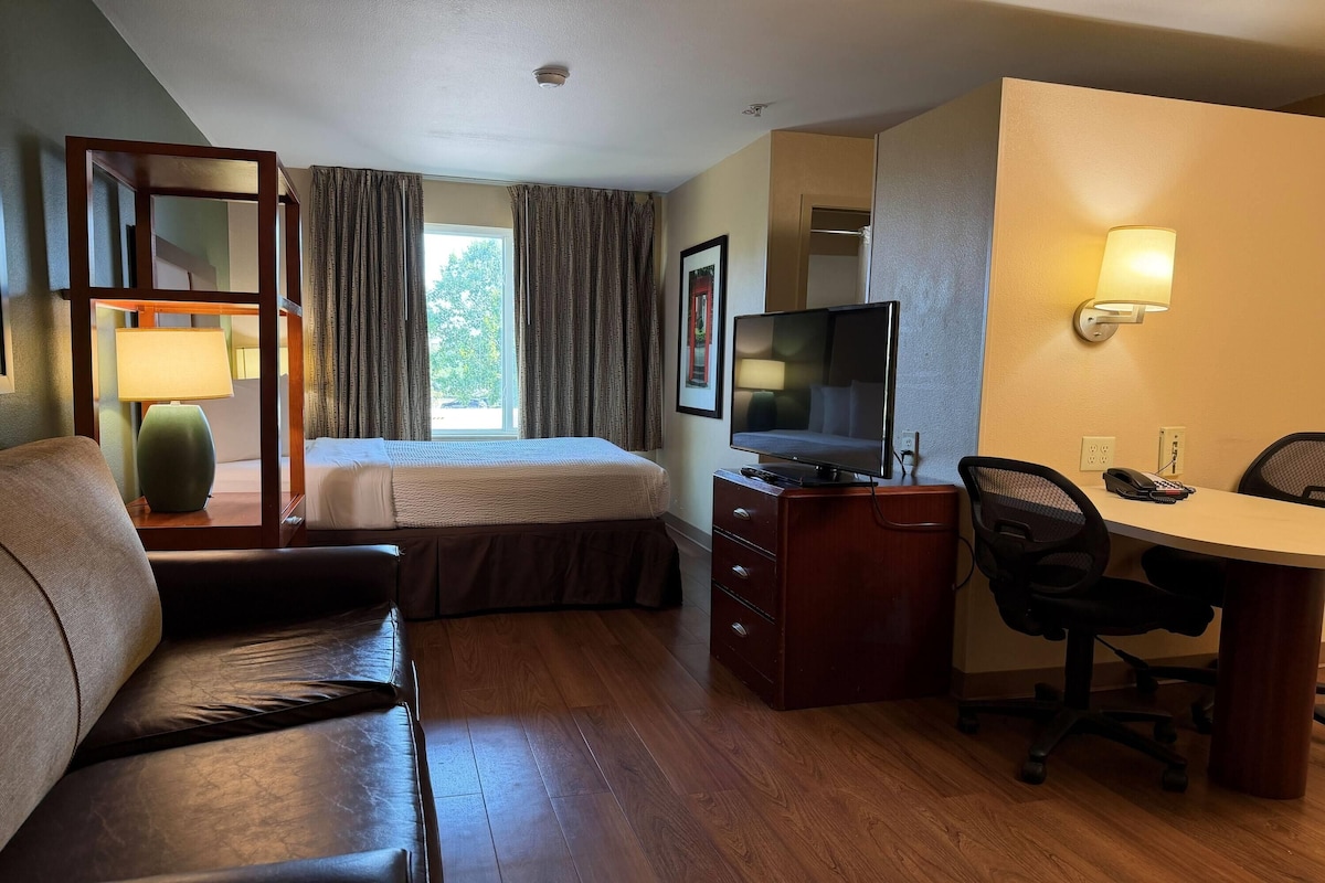Deluxe Room, 1 King Bed, Non Smoking | Desk, iron/ironing board, free WiFi, bed sheets
