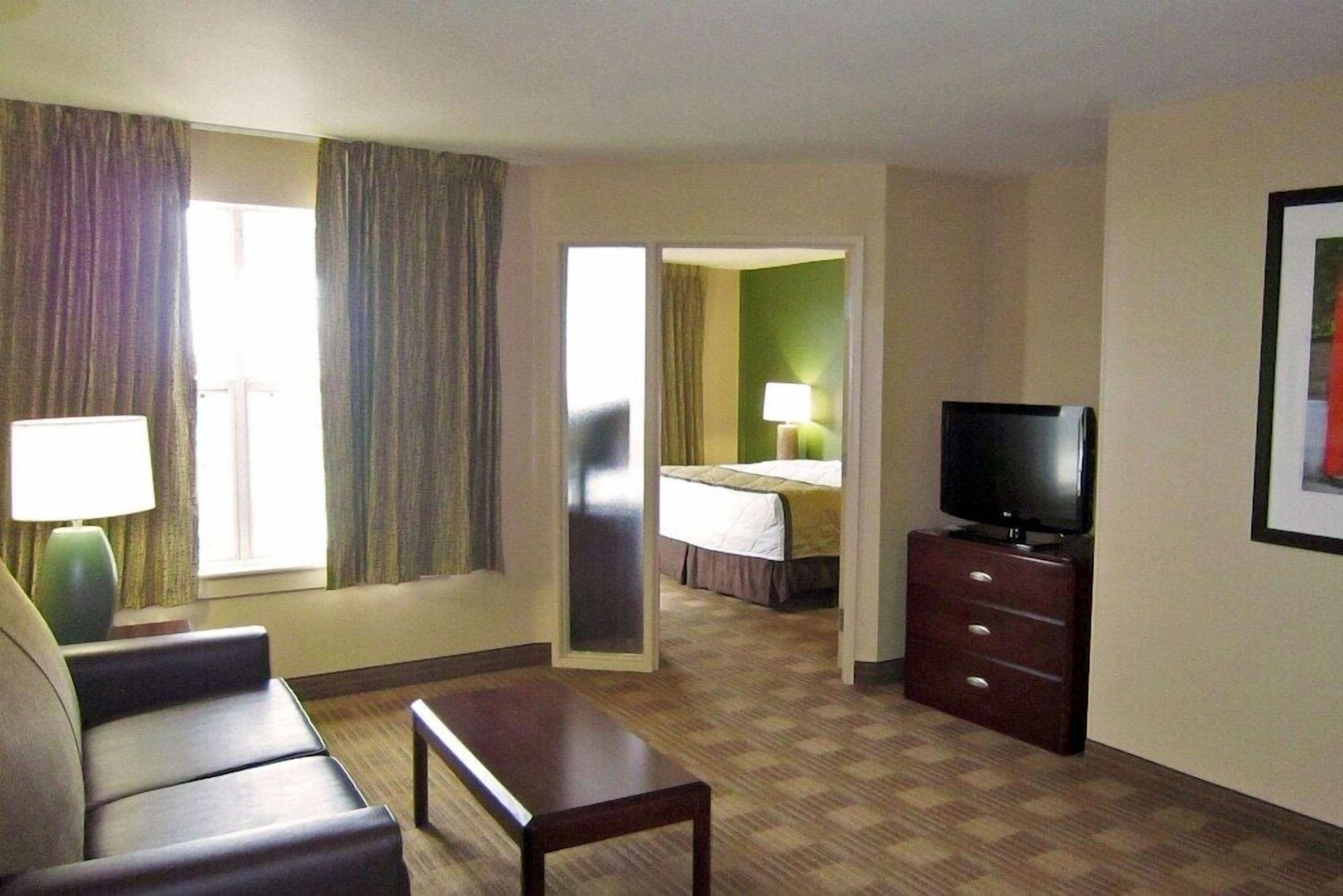 Deluxe Suite, 1 King Bed, Non Smoking | Living area | 32-inch flat-screen TV with cable channels, TV