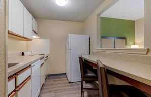 Deluxe Studio, 1 Queen Bed with Sofa bed, Non Smoking | Desk, iron/ironing board, free WiFi
