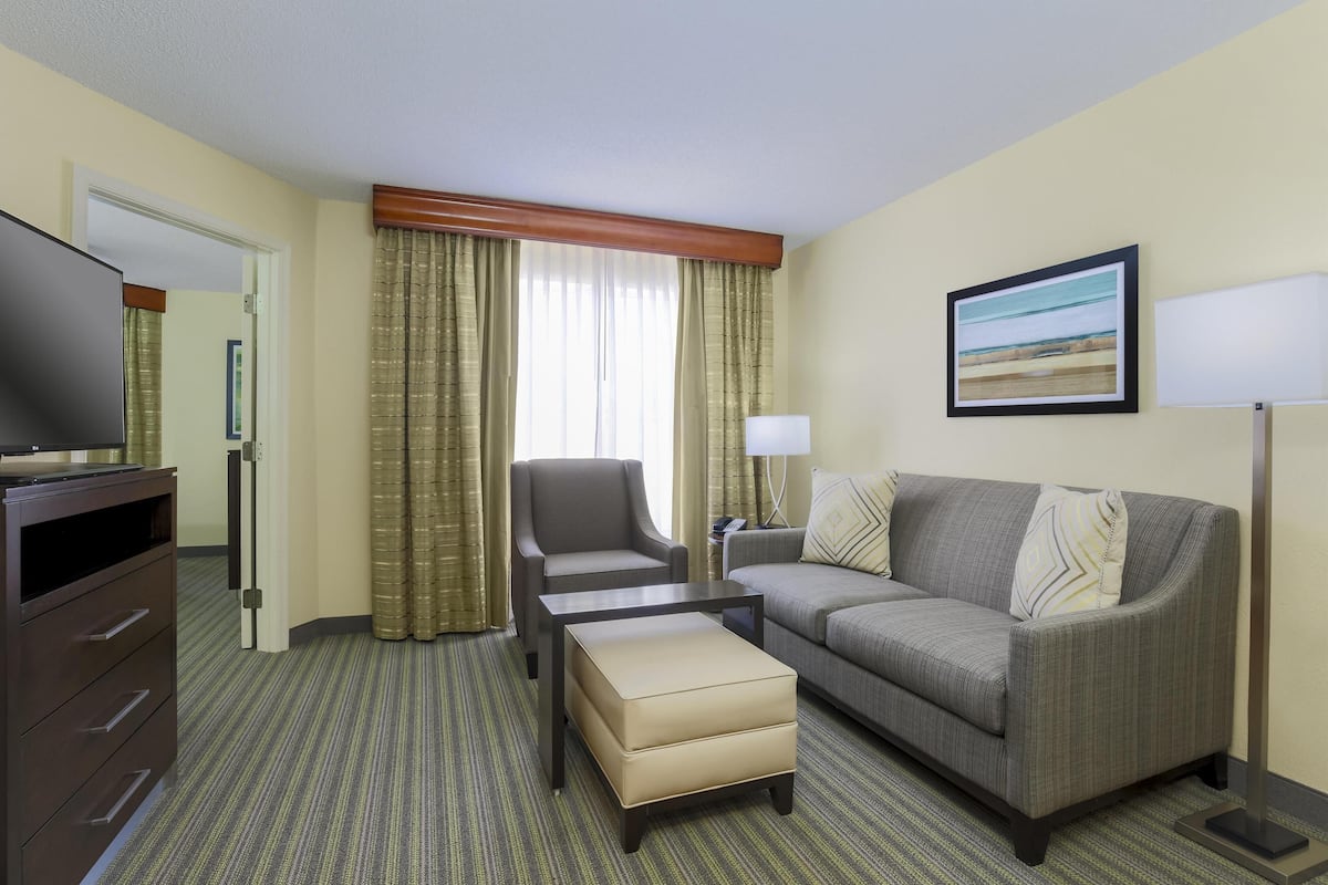 Suite, 2 Bedrooms | Living area