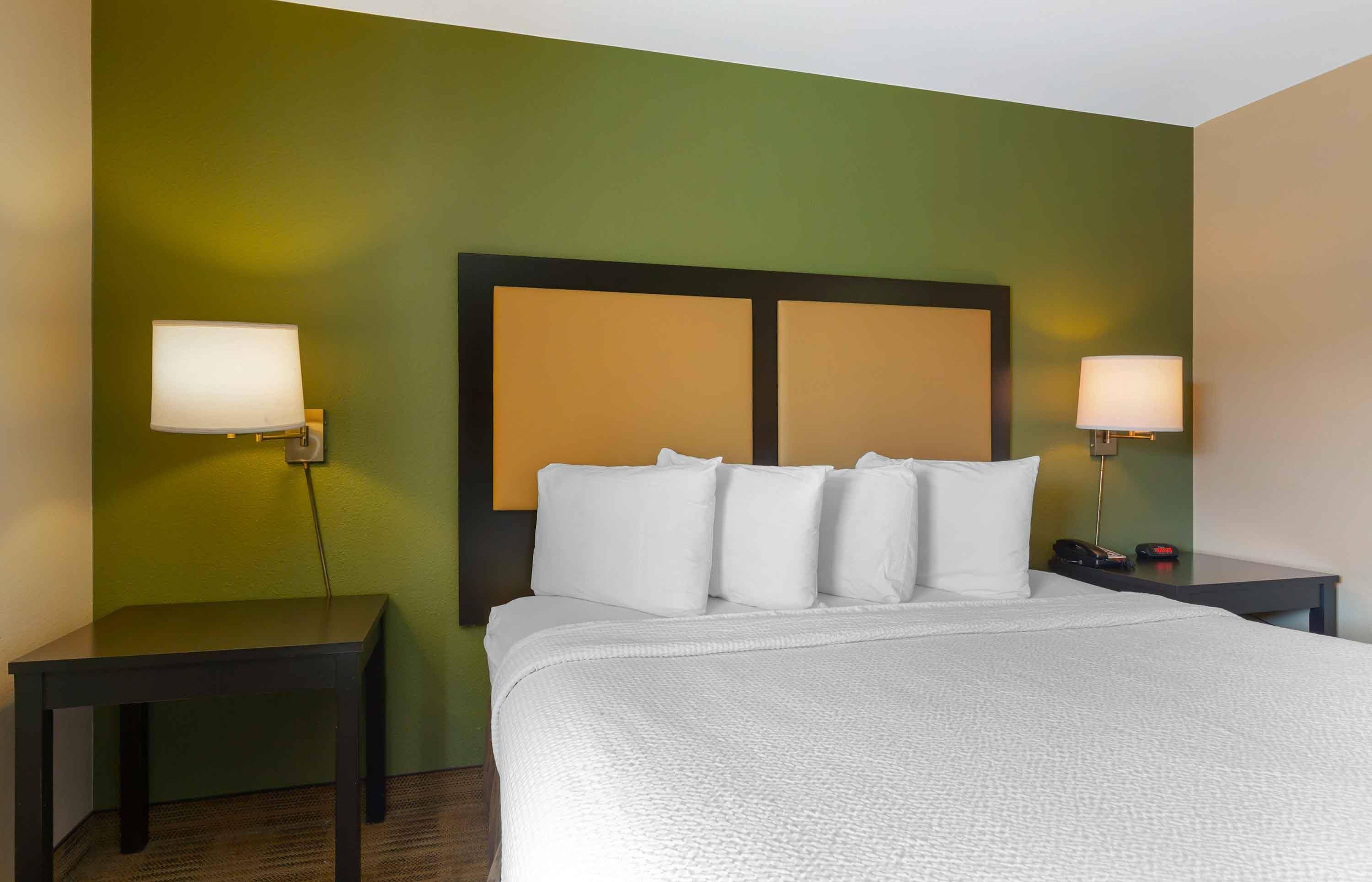 Deluxe Studio, 1 King Bed with Sofa bed, Accessible, Non Smoking | Desk, free WiFi, bed sheets