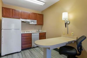 Private kitchen - Extended Stay America Select Suites Phoenix Airport E Oak St (Phoenix)