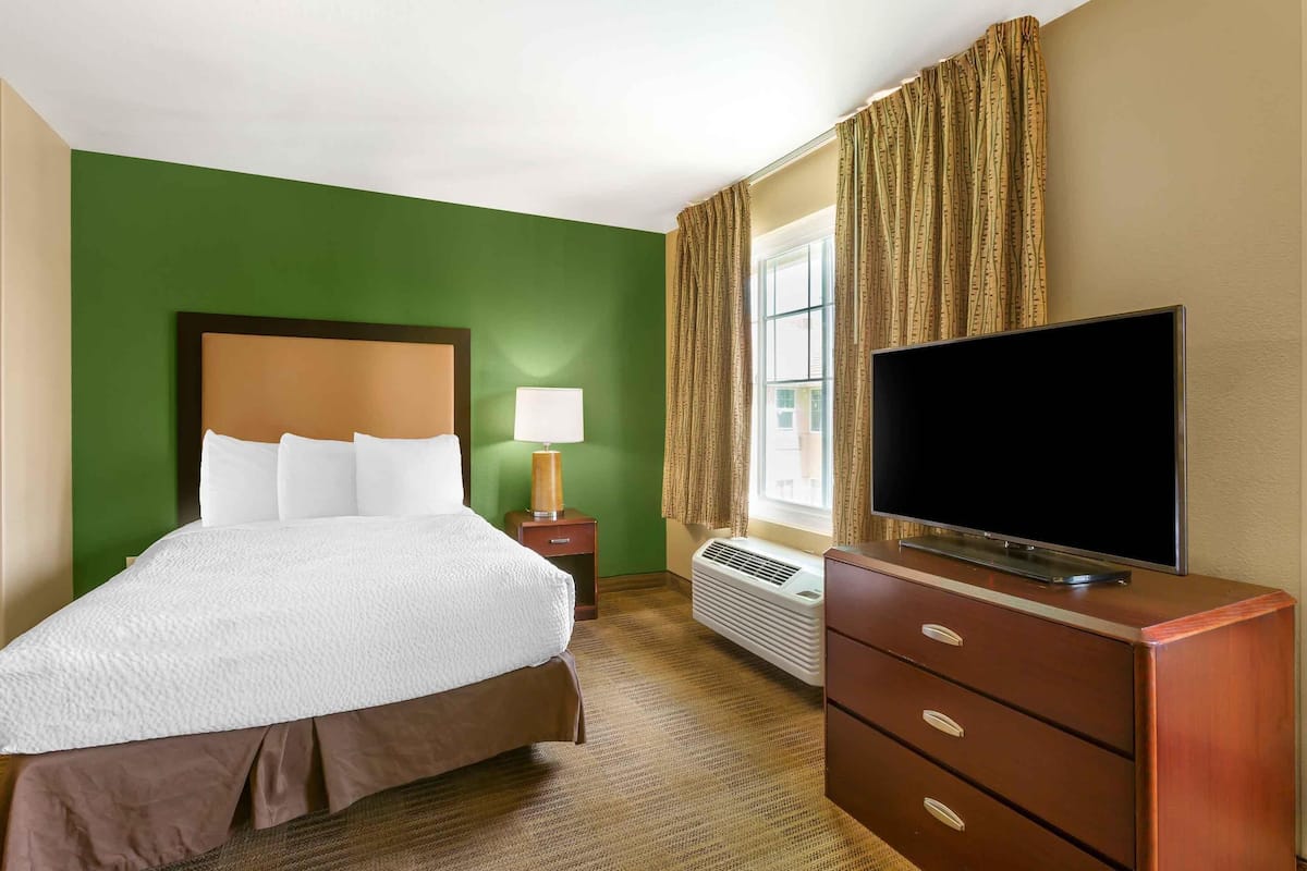 Deluxe Studio, 1 Queen Bed with Sofa bed, Non Smoking | Desk, WiFi (free), bed sheets