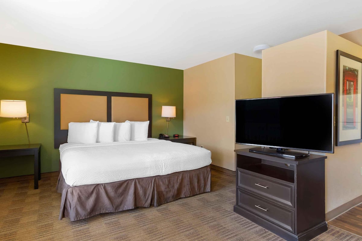 Desk, WiFi (free), bed sheets