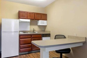 Réfrigérateur, four à micro-ondes, surface de cuisson, lave-vaisselle