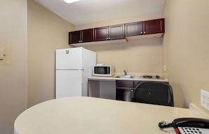 Studio Deluxe, 1 très grand lit et 1 canapé-lit, accessible aux personnes à mobilité réduite | Cuisine privée | Réfrigérateur, micro-ondes, plaque de cuisson, lave-vaisselle