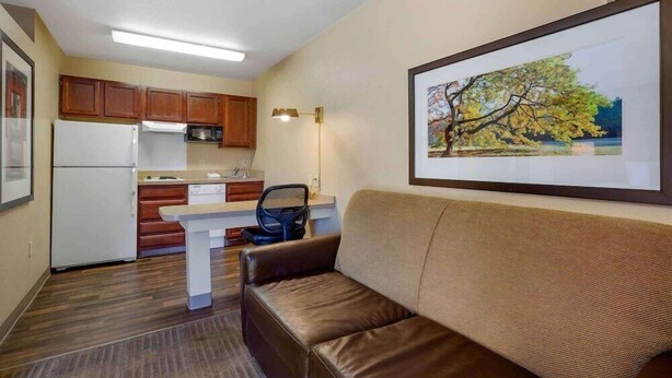 32-inch flat-screen TV with cable channels, TV - Extended Stay America Phoenix - Chandler - E. Chandler Blvd. (Phoenix)