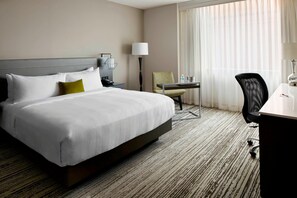 Premium bedding, down duvets, pillow-top beds, in-room safe - Marriott Columbus Northwest (Dublin)