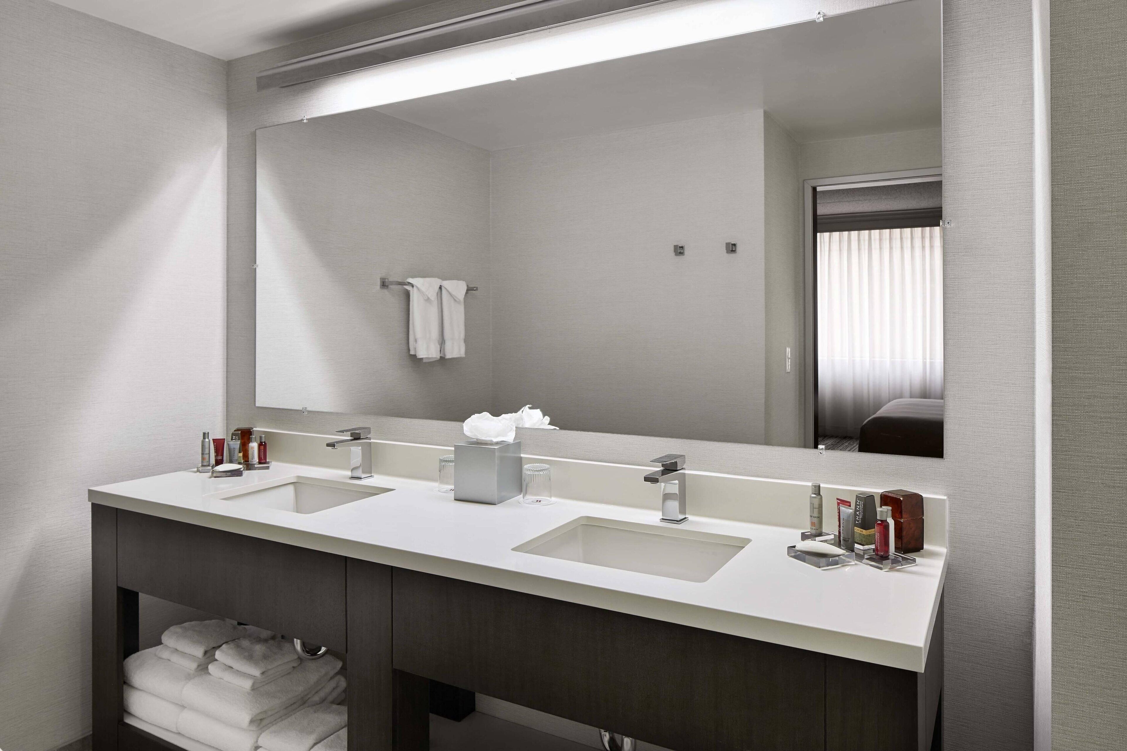 combined shower/bathtub, hydromassage showerhead, designer toiletries