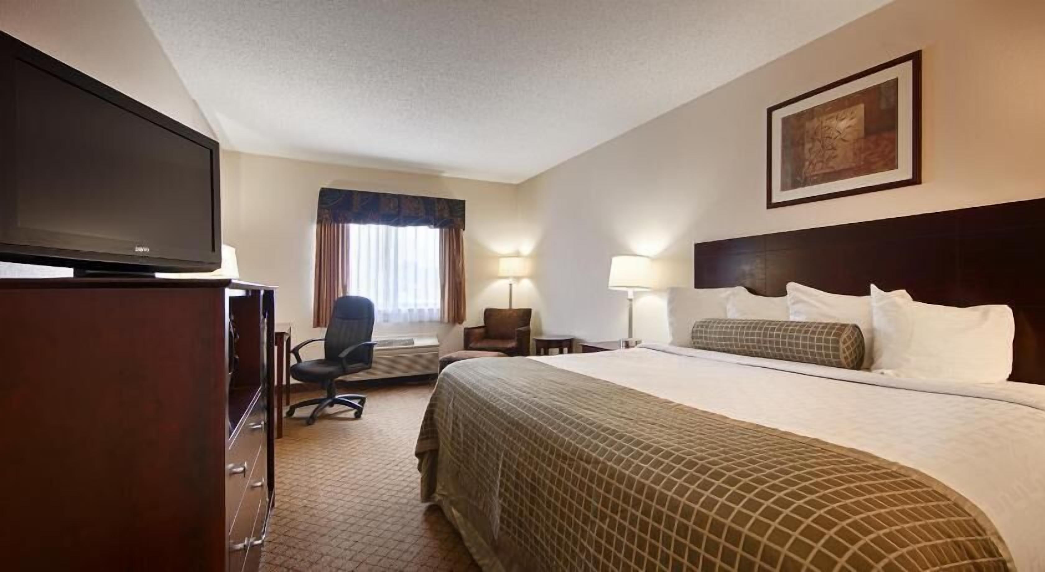 Premium bedding, in-room safe, desk, iron/ironing board