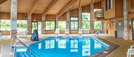 Una piscina techada, sillones reclinables de piscina