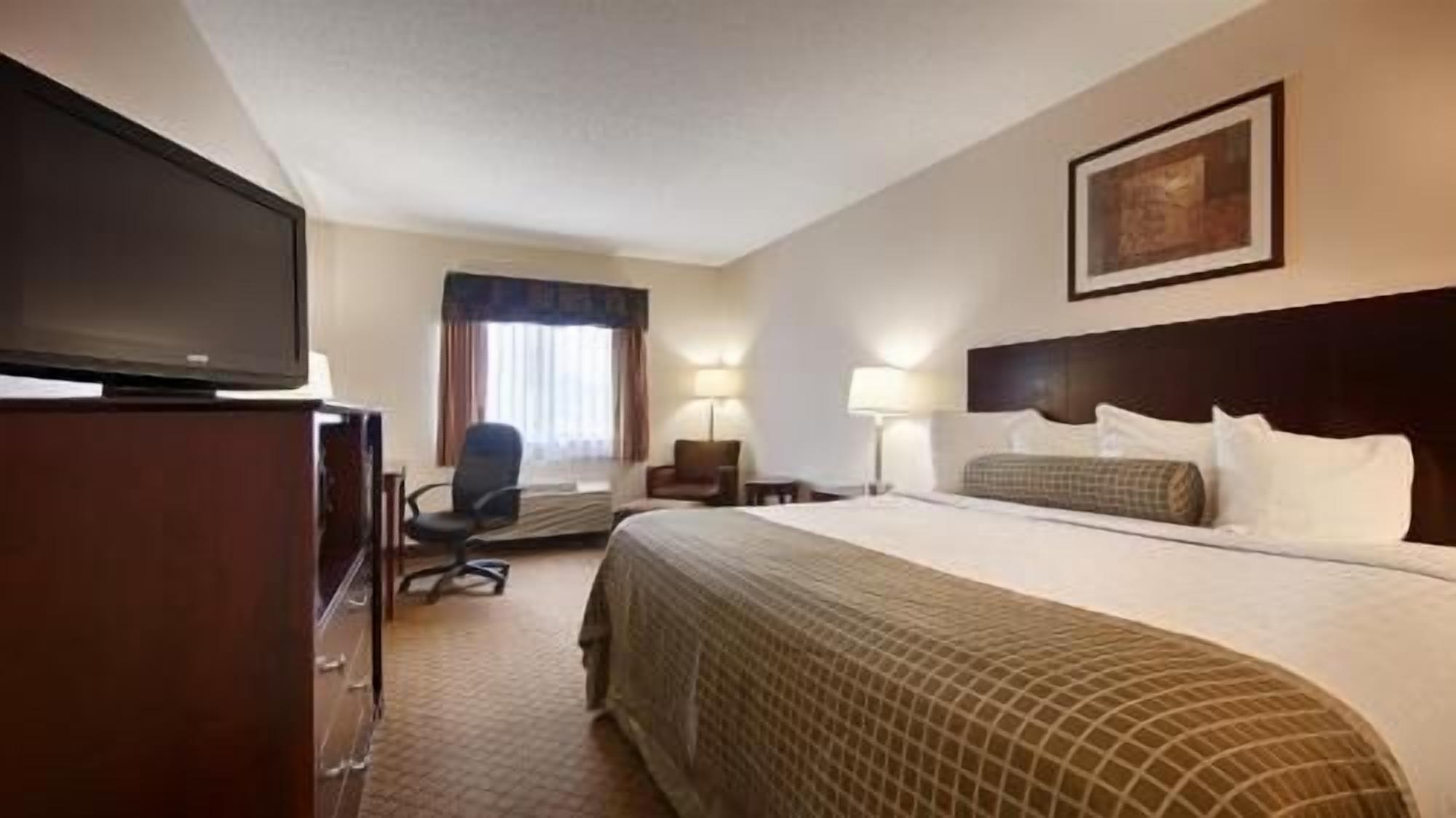 Premium bedding, in-room safe, desk, iron/ironing board