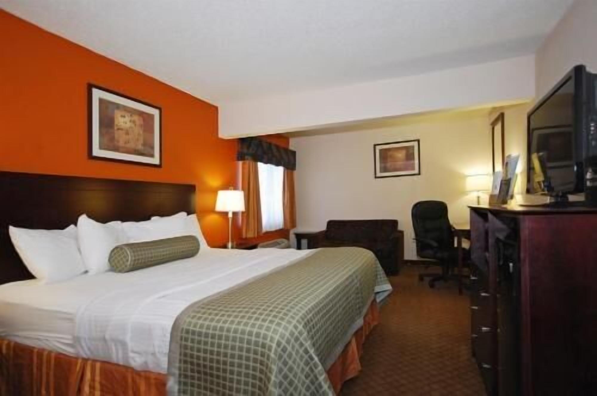 Premium bedding, in-room safe, desk, iron/ironing board