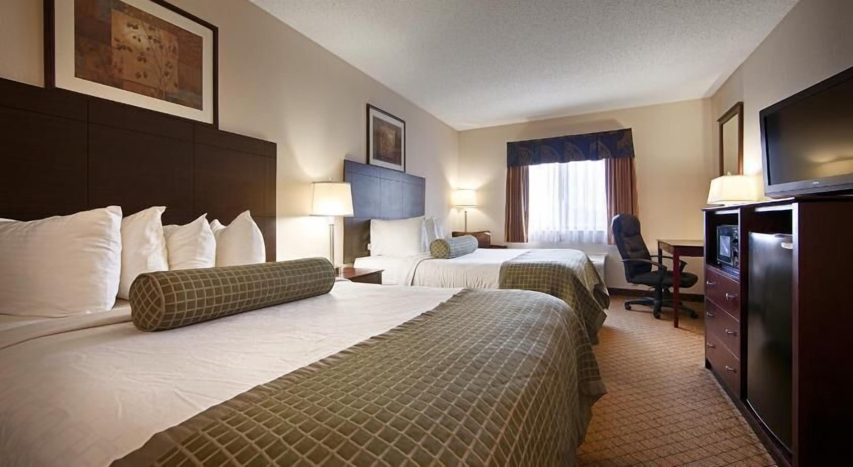 Premium bedding, in-room safe, desk, iron/ironing board