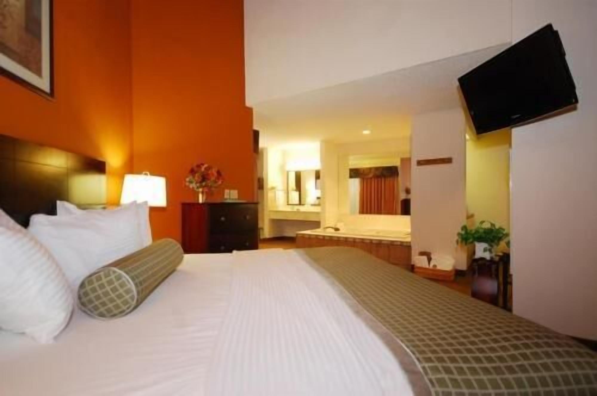Premium bedding, in-room safe, desk, iron/ironing board