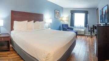 Ropa de cama de alta calidad y caja de seguridad en la habitación