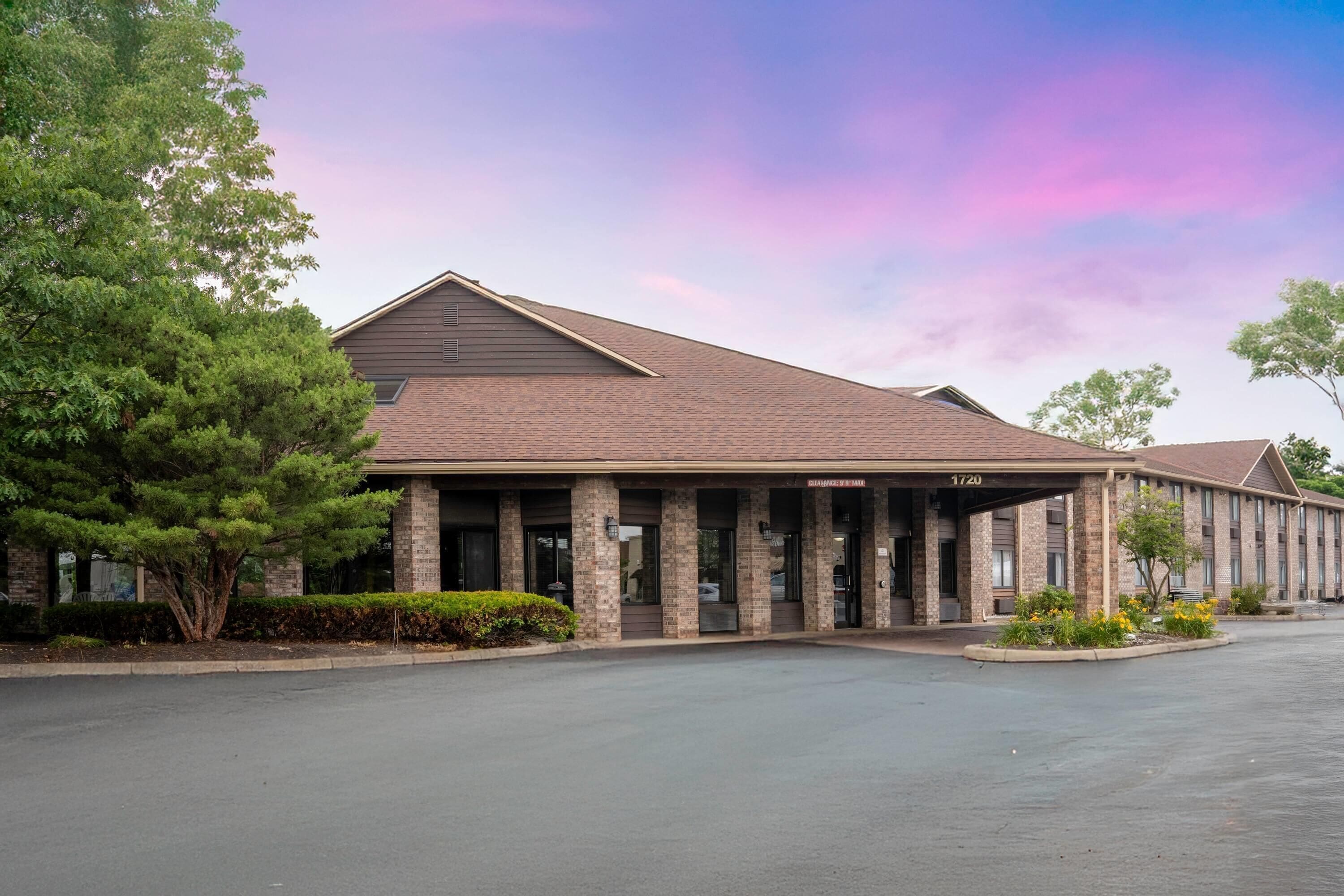 Bộ đồ giường cao cấp, két bảo mật tại phòng, bàn 