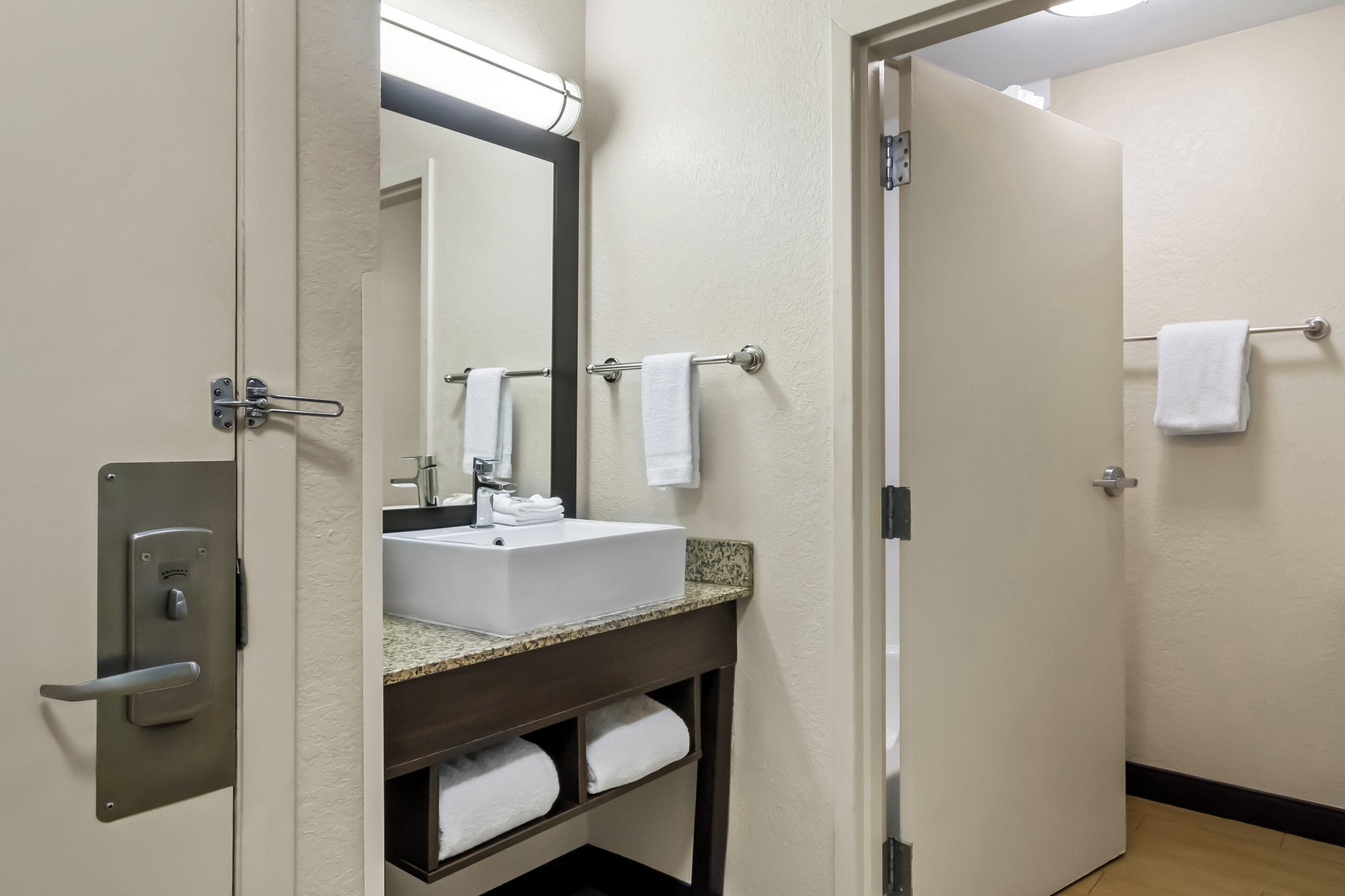 Photo - Red Roof Inn PLUS+ Jacksonville – Southpoint