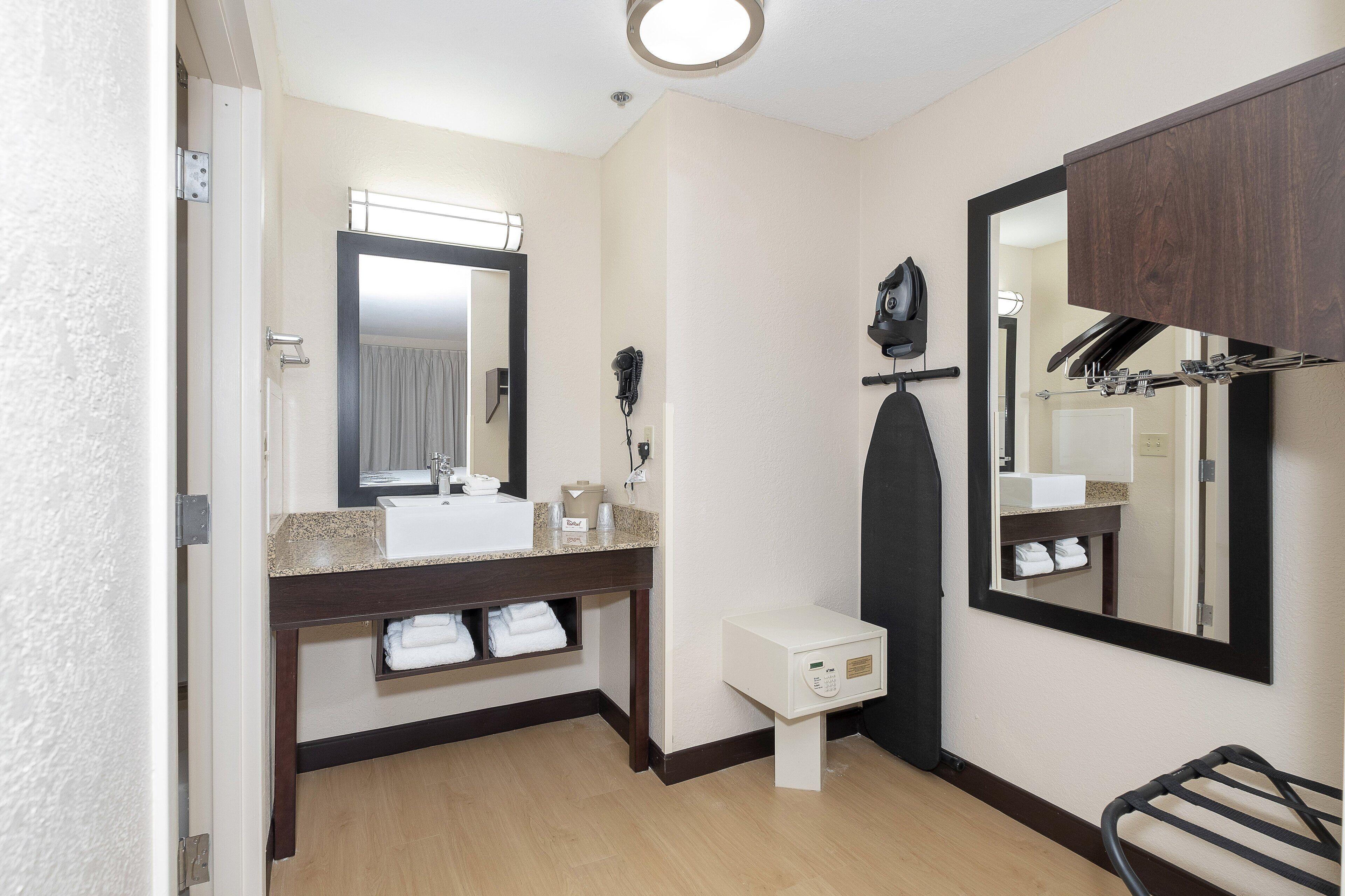 Photo - Red Roof Inn PLUS+ Jacksonville – Southpoint