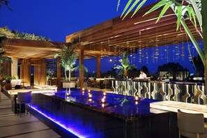 Bar lounge