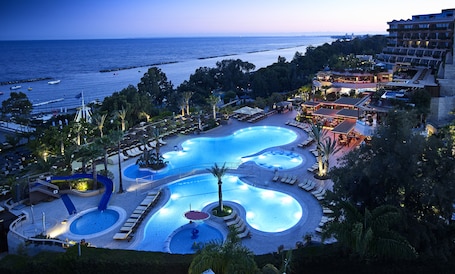 Fachada de la propiedad por la tarde o noche