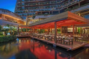 4 restaurantes, se sirven desayunos, comidas, cenas y cocina italiana