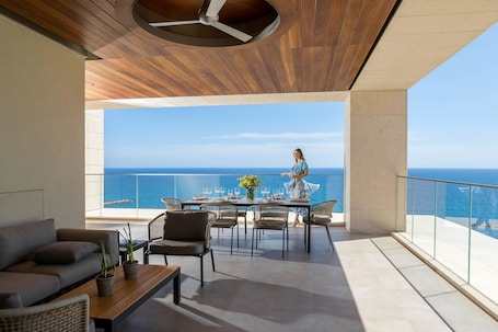 4 restaurants, breakfast, lunch, dinner served; Italian cuisine. Four Seasons Hotel