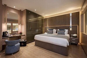 Minibar, caja de seguridad en la habitación y escritorio 