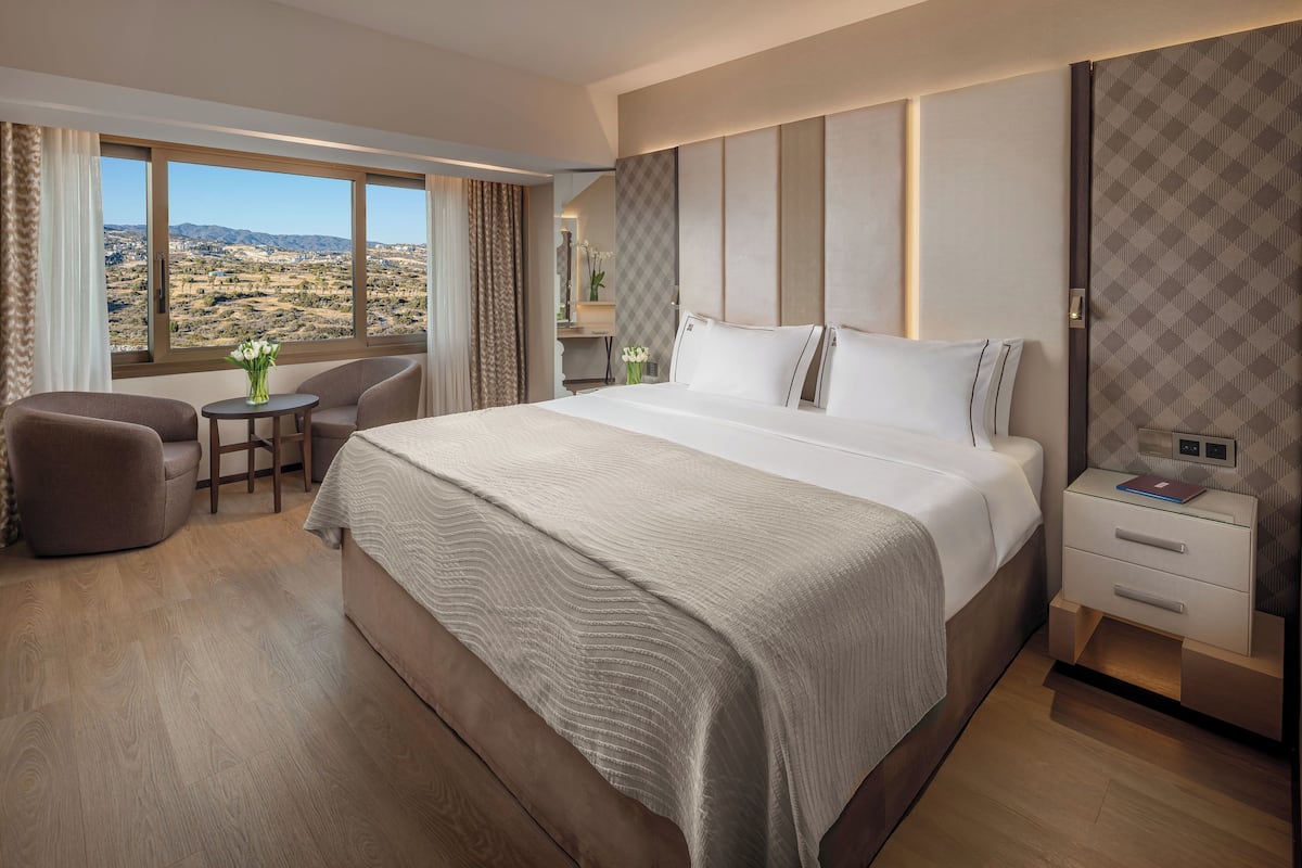 Habitación superior, vista al patio | Vista a la ciudad