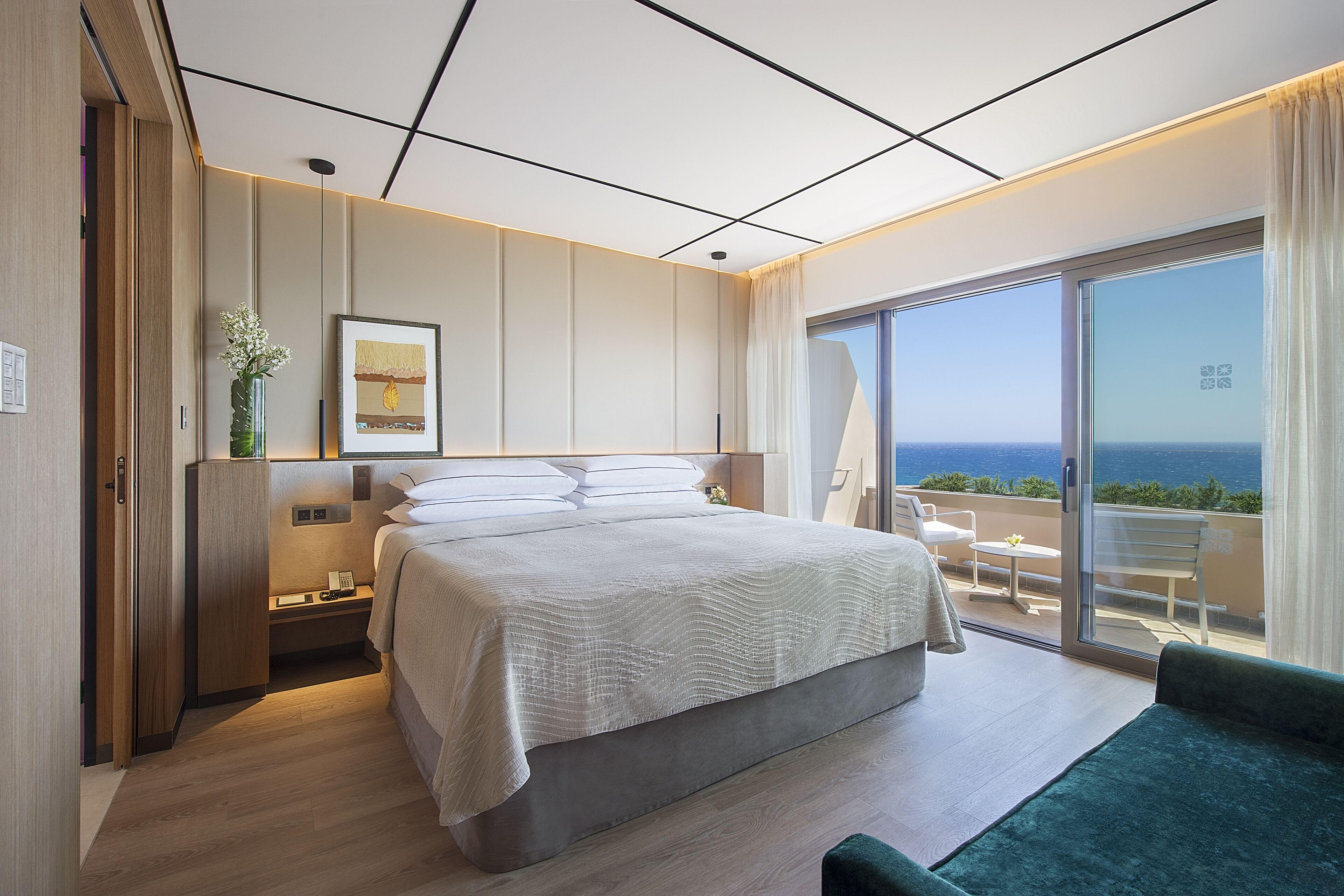 signature suite, sea view | minibar, in-room safe, desk, soundproofing