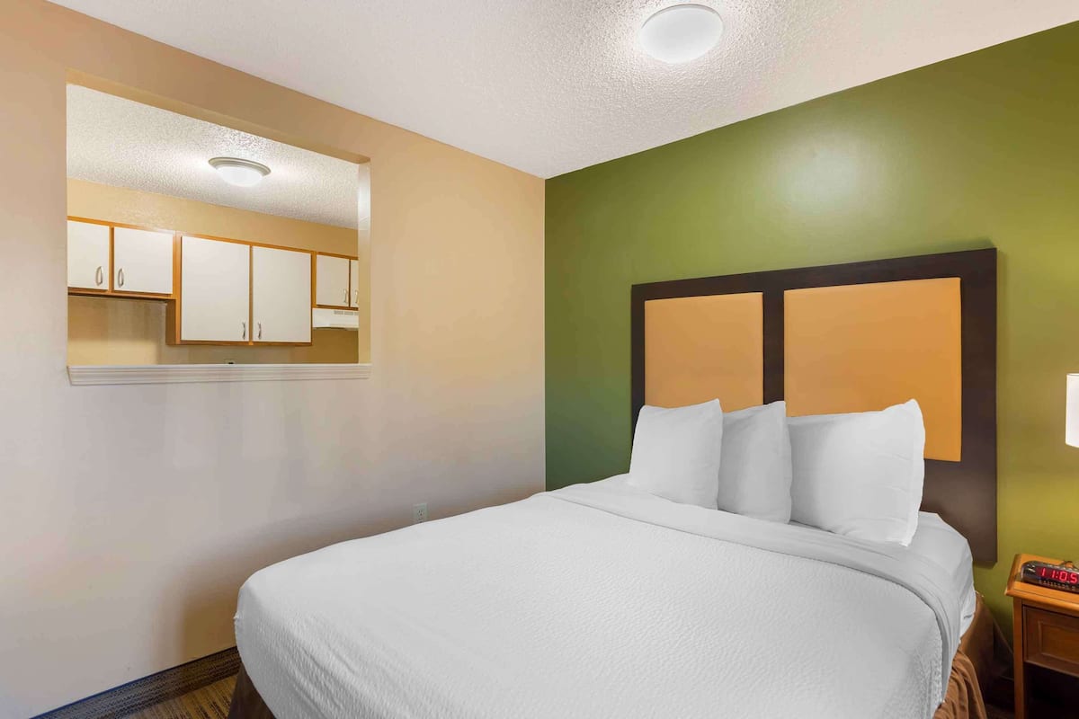 Studio, 2 Queen Beds, Non Smoking | Desk, free WiFi, bed sheets