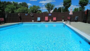 Hồ bơi ngoài trời phục vụ theo mùa, dù/ô trên bãi biển/hồ bơi