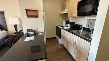 Studio Suite, Non Smoking | Premium bedding, individually decorated, individually furnished, desk