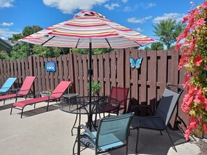 Seasonal outdoor pool, pool umbrellas, pool loungers - Ashley Quarters Hotel Cincinnati Airport (Florence)