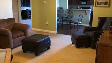 Executive Apartment | Premium bedding, individually decorated, individually furnished, desk