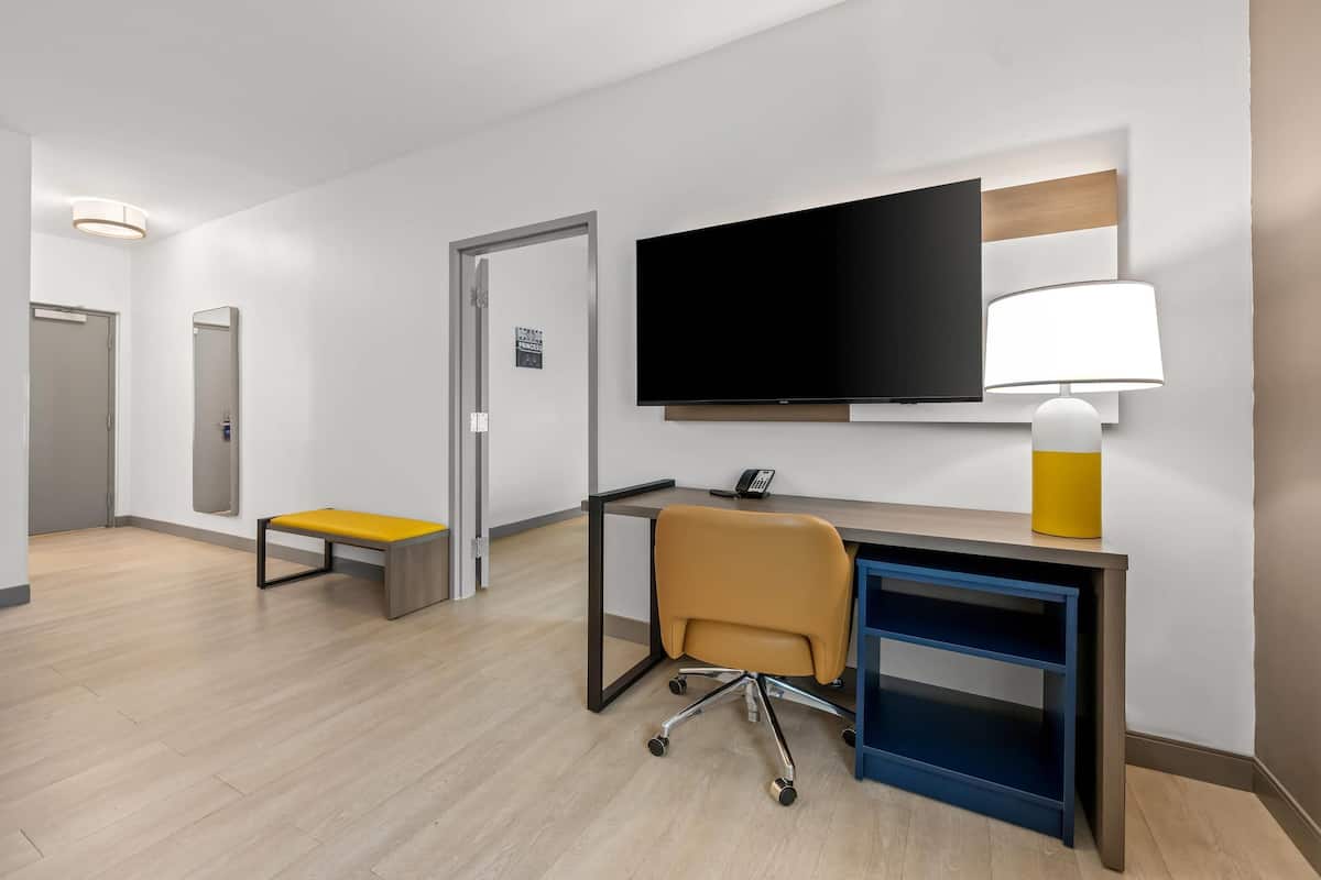 Suite, 1 King Bed with Sofa bed, Non Smoking