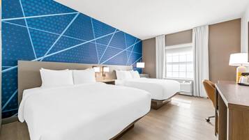 Quarto, 2 camas Queen, para não fumantes | Cofres nos quartos, escrivaninha, espaço de trabalho para notebook