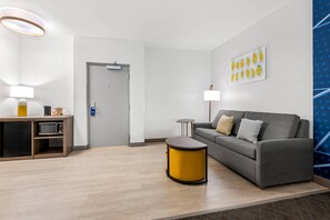 Suite, Nichtraucher (2 Queen Beds, Upgrade) | Zimmersafe, Schreibtisch, laptopgeeigneter Arbeitsplatz