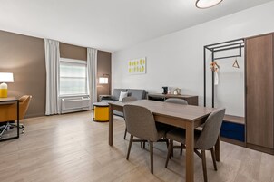 Suite, 1 cama de matrimonio grande con sofá cama, no fumadores | Caja fuerte, escritorio, espacio para trabajar con un portátil